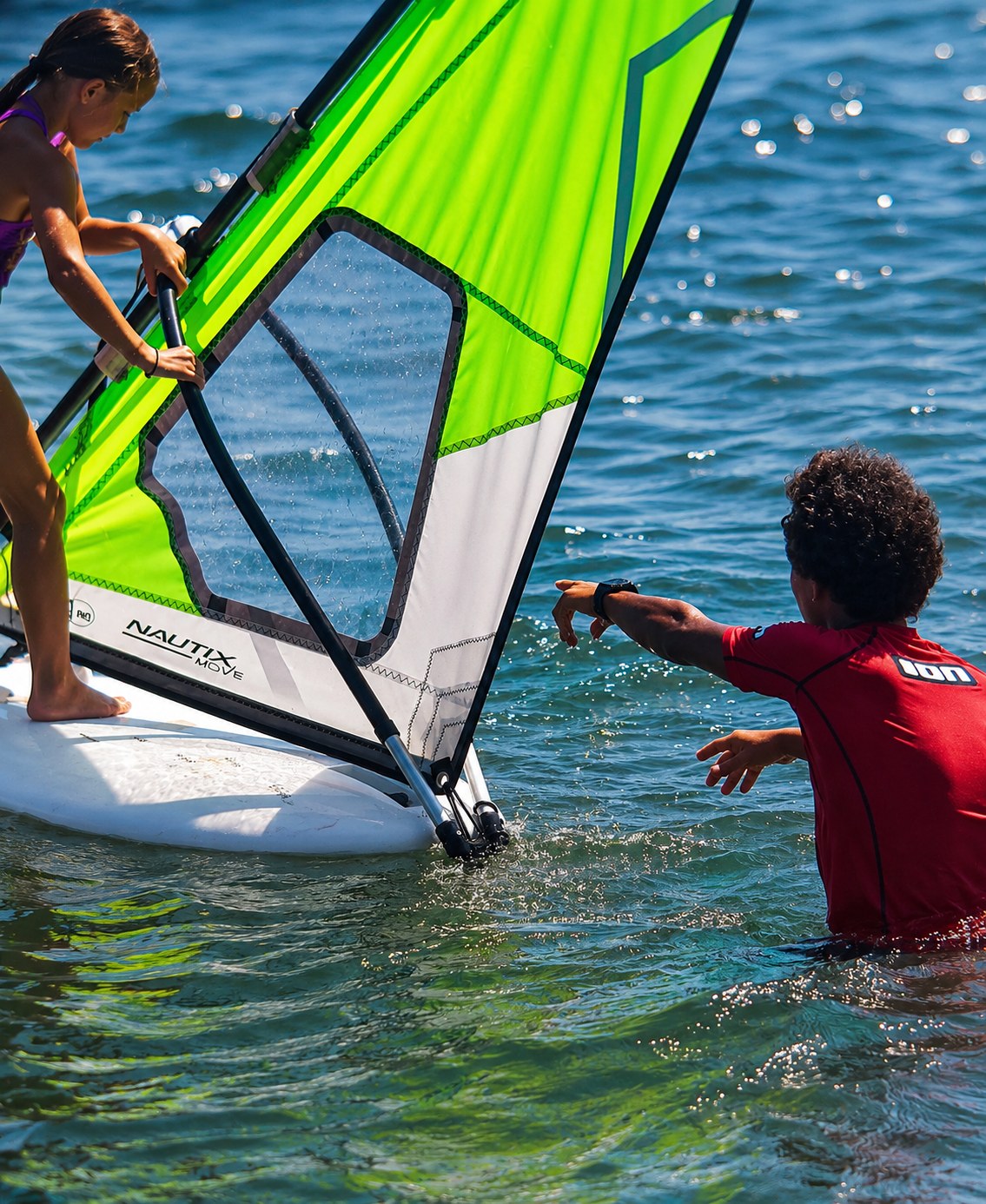 Lezione di windsurf tra onde scintillanti